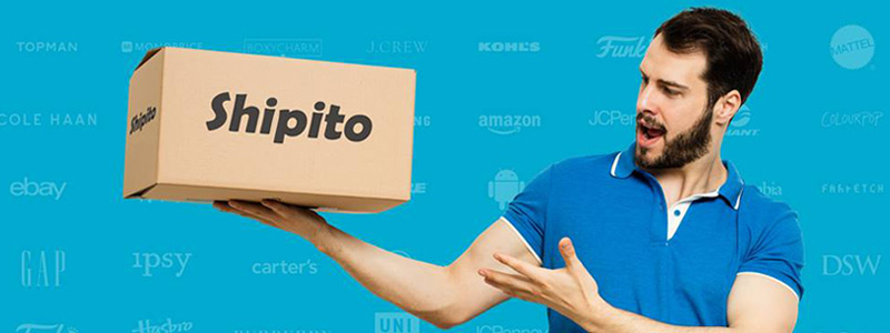 Homem segurando caixa da empresa Shipito