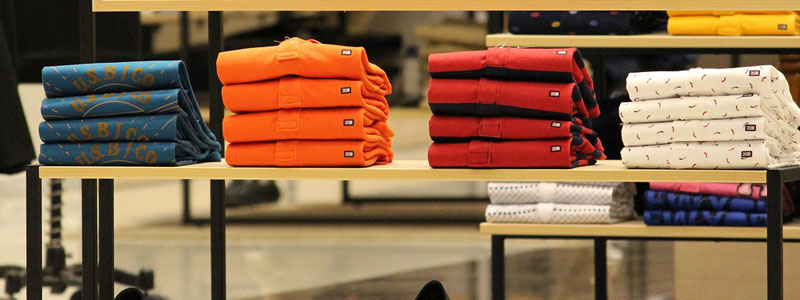 peças de roupas em mostruário